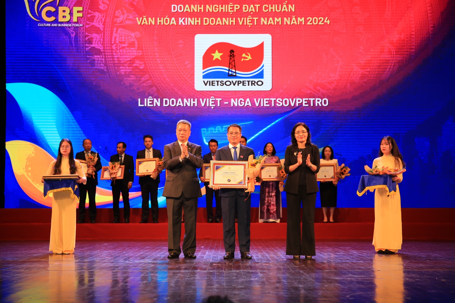 Petrovietnam có thêm 4 đơn vị đạt chuẩn văn hóa kinh doanh Việt Nam